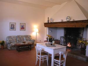 波吉邦西Agriturismo La Moraia的客厅配有桌子和壁炉