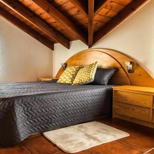 马达莱纳eSense - Formosinha的一张位于带木制床头板的房间的床铺