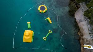 库克利卡泽莱纳朴塔假日酒店的海滩上方的海面,水中有一个黄色物体
