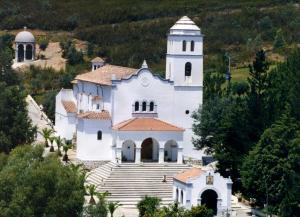 La CodoseraApartamento La Sierra的一座带楼梯和塔楼的大型白色教堂