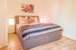 瓦尔德-米谢尔巴赫Casa Susanna的一间小卧室,配有一张带粉红色枕头的床