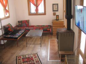 贝尔格莱德Cosy Cottage on Avala Mountain的客厅配有沙发和桌子