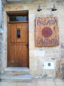 SelayaPosada laventa的建筑一侧有标志的木门