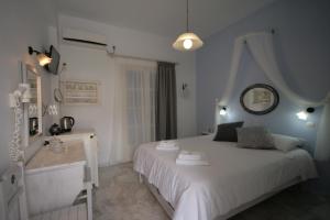 帕罗奇亚索非亚膳食公寓的卧室配有白色的床和水槽