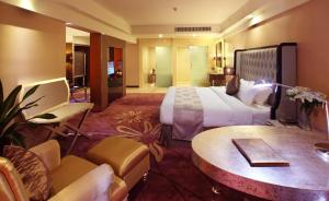 广州克莱顿酒店（近琶洲展馆）的酒店客房配有一张床铺和一张桌子。