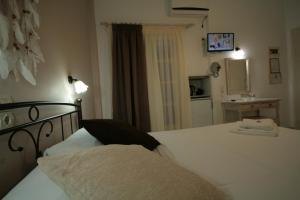 帕罗奇亚索非亚膳食公寓的卧室配有白色的床和镜子