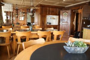 施泰法Gasthof zur Sonne的用餐室配有木桌和椅子