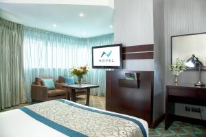 阿布扎比诺韦尔城市中心酒店的酒店客房设有床和客厅。