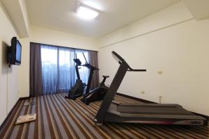 斗六市華安大飯店的一间健身房,里面配有两台跑步机