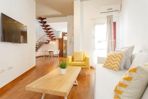 赫雷斯-德拉弗龙特拉雪利中心公寓的客厅配有沙发和桌子