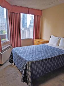 多伦多栗树酒店及会议中心 - 多伦多大学的酒店客房设有一张床和一个大窗户