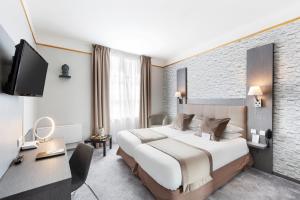 佩罗讷Best Western Hotel Saint Claude的酒店客房设有一张大床和一张书桌。