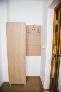 BratsigovoСтаи за гост Хит Хаус и СПА的浴室设有木门和两个挂钩