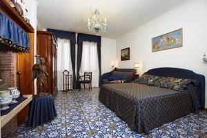 威尼斯卡安杰利酒店的一间卧室配有一张床和一个沙发