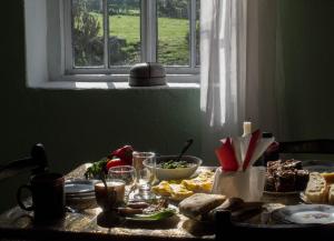MazeriPeak Mazeri Guest House的一张桌子,上面有食物,有窗户