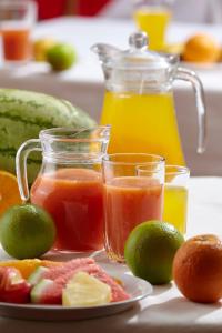 SalamaACK Resort Salama的一盘水果和果汁,一罐果汁
