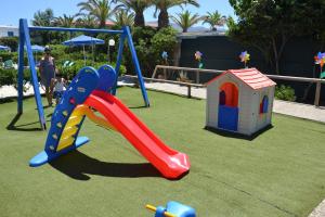 普拉坦斯加丽娜海滩酒店的一个带滑梯和游戏房的游乐场