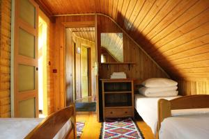 瓦杜伊泽Pensiunea Ioana的小木屋内带两张床的房间