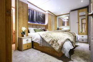 福丁布里奇桑迪巴尔斯度假村的一间卧室设有一张带木墙的大床