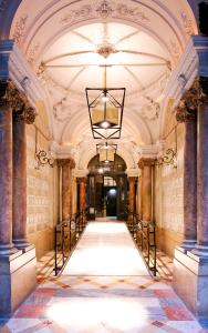 巴塞罗那兰布拉普拉提克酒店的建筑中一个有吊灯的空走廊