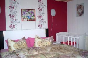 MaltzienFerienhaus-Bender-Rügen的卧室配有一张带粉红色墙壁的大床