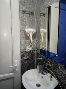 梅斯蒂亚Guesthouse Gera的一间带水槽和镜子的浴室