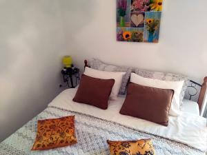 布德瓦安吉拉公寓酒店的配有枕头的床的客房