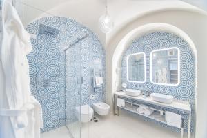 马奥莱都耶托丽俱乐部酒店的浴室设有2个水槽和镜子