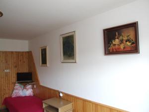 亚沃尔尼克Hostinec Na Návsi的一间设有一张床的客房,墙上挂着一幅画