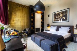 马拉喀什Riad Tajania的酒店客房 - 带一张床和用餐室