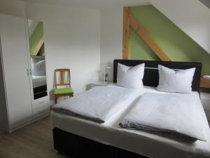 BürgelFeriendomizil Taupadel的一间卧室设有一张大床和绿色的墙壁