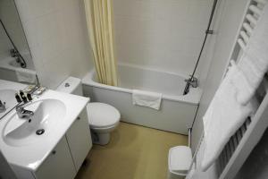 图卢兹Résidences Guerlin的浴室配有盥洗盆、卫生间和浴缸。