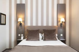 佩罗讷Best Western Hotel Saint Claude的一间卧室配有一张大床和两盏灯