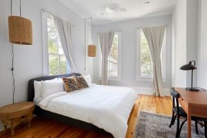 新奥尔良Sonder at Uptown的卧室配有一张床、一张书桌和窗户。