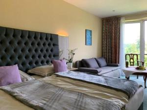瓦森贝格伯格瓦森贝格酒店的一间卧室配有一张大床和一张沙发