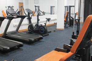 Advise Hotels Reina的健身中心和/或健身设施