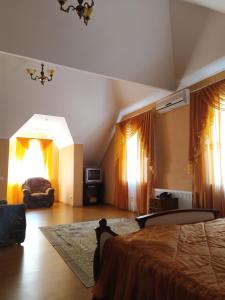 SvitlovodsʼkHotel Tropicana的一间卧室设有一张大床和两个窗户。