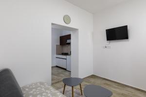 杜布罗夫尼克Apartments Green Scenic的客厅配有沙发和墙上的电视