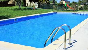 巴雷罗斯Apartagal-San Miguel Barreiros的蓝色海水游泳池和滑梯
