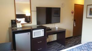 洛克威海滩垂德文迪斯汽车旅馆的酒店客房设有电视和带微波炉的书桌。