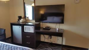 洛克威海滩垂德文迪斯汽车旅馆的酒店客房配备了微波炉和电视。
