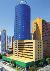 库里提巴Bristol Brasil 500 Curitiba Batel的一座高楼城市的大建筑