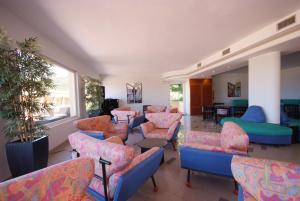 马西亚娜马里纳伊索拉绿色住宿酒店的一间设有五颜六色的椅子和桌子的等候室