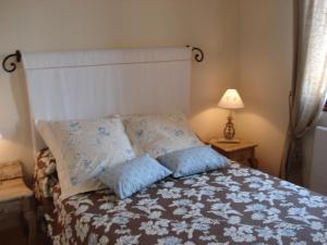 阿维尼翁新城劳斯塔莱德西尔维住宿加早餐旅馆的一间卧室配有一张带两个枕头的床