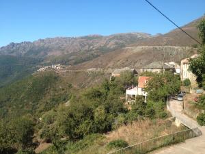 BigornoNuits magiques au village entre mer et montagnes的山丘上的村庄,以山丘为背景