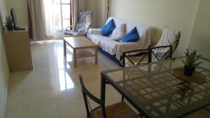 莫哈卡尔Mojacar Playa para Familias的客厅配有沙发、椅子和桌子