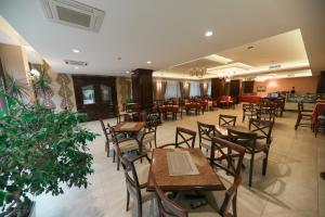 普里兹伦Hotel Kacinari的一间空餐厅,配有木桌和椅子