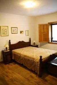 布拉干萨Ninho do Melro - Turismo Rural Bragança的一间卧室设有一张大床和两个床头柜