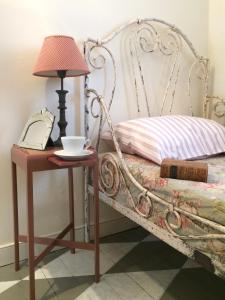 MendhamThe Broken Dish - Full Cottage Apartment的一张带台灯的桌子和杯子的床