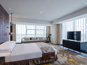 重庆重庆维景国际大酒店的一间卧室配有一张大床和一台平面电视